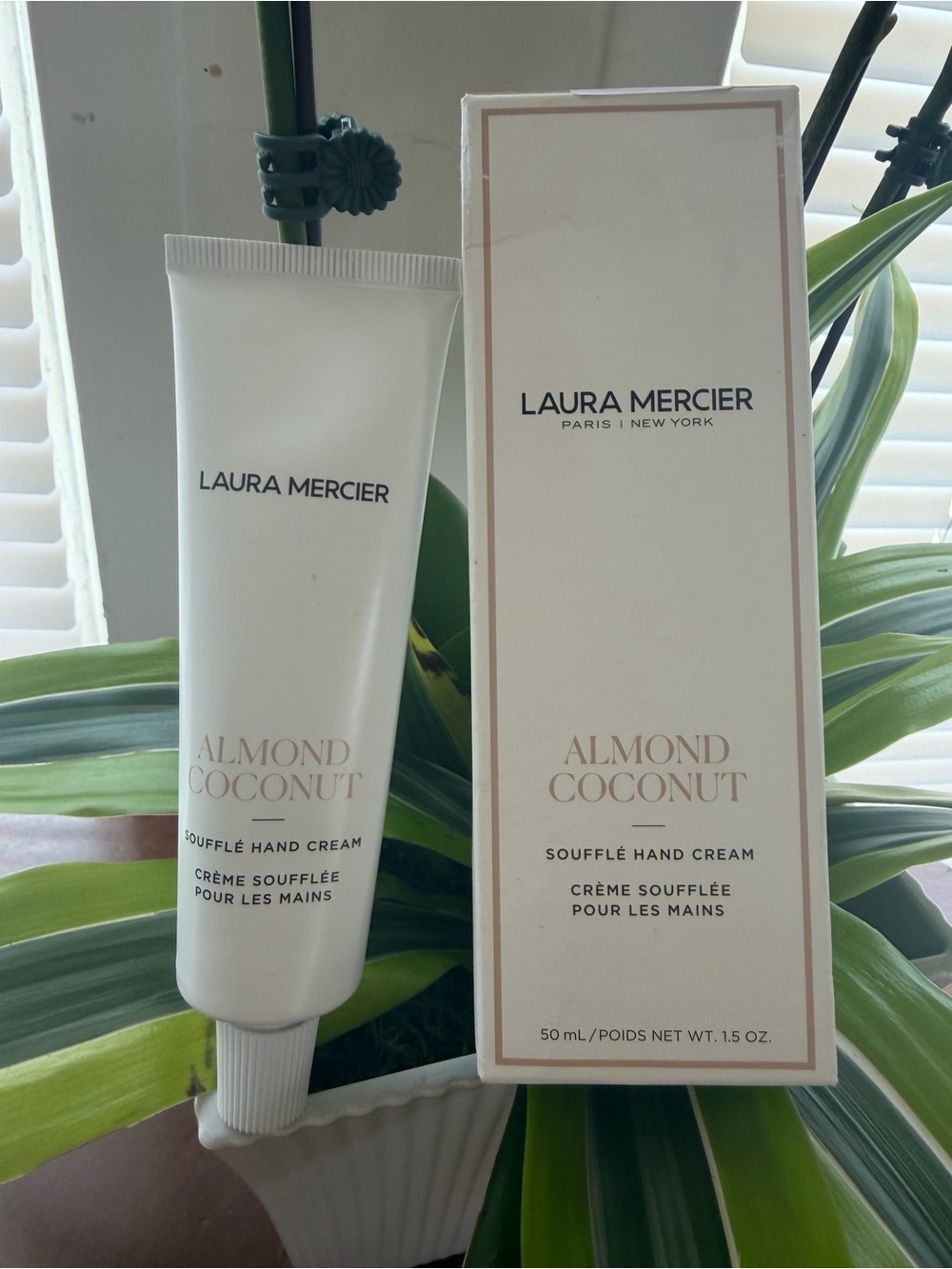laura mercier Almond Coconut Soufflé Hand Cream - White